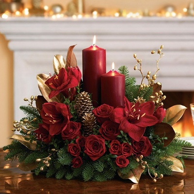 Božična dekoracija s cvetjem in svečami